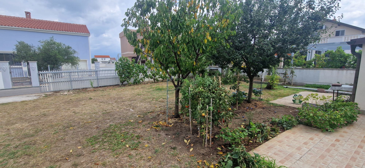 Vrsi, Zukve, bella casa con 4 appartamenti (316m2) e garage, 250 m dalla spiaggia