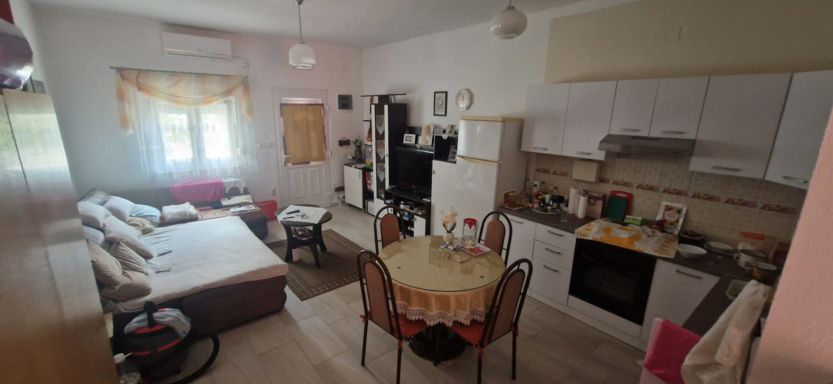 Vrsi, Zukve, bella casa con 4 appartamenti (316m2) e garage, 250 m dalla spiaggia
