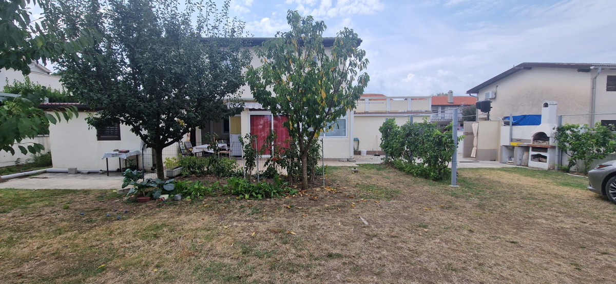 Vrsi, Zukve, bella casa con 4 appartamenti (316m2) e garage, 250 m dalla spiaggia
