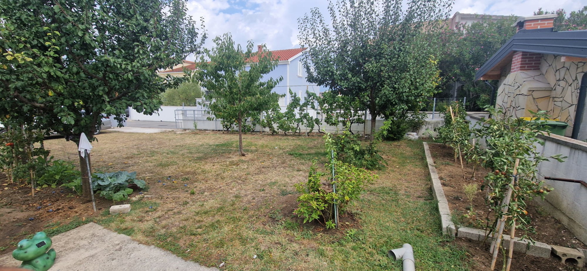 Vrsi, Zukve, bella casa con 4 appartamenti (316m2) e garage, 250 m dalla spiaggia
