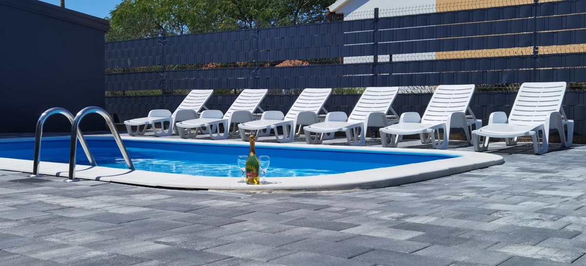 Appartamenti a Nin, casa vacanze (107 m2) con piscina su ampio terreno, NUOVA COSTRUZIONE