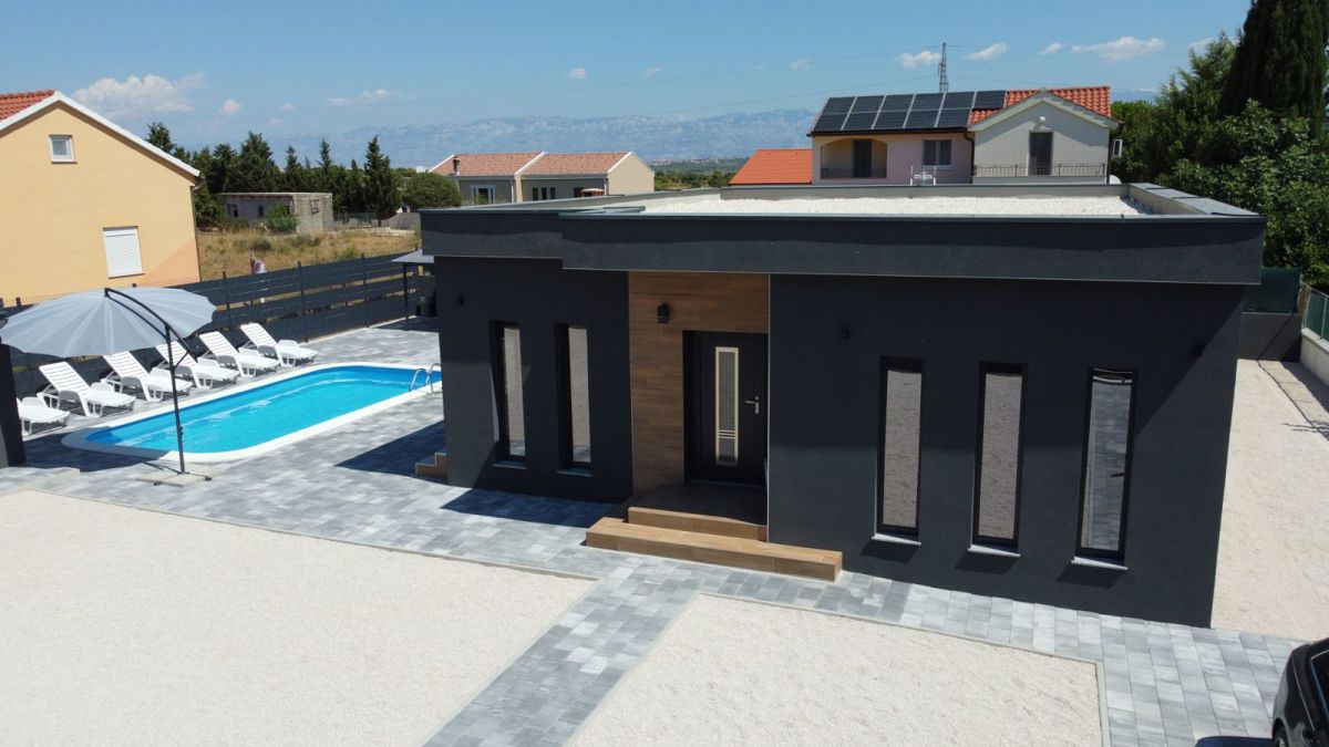 Appartamenti a Nin, casa vacanze (107 m2) con piscina su ampio terreno, NUOVA COSTRUZIONE