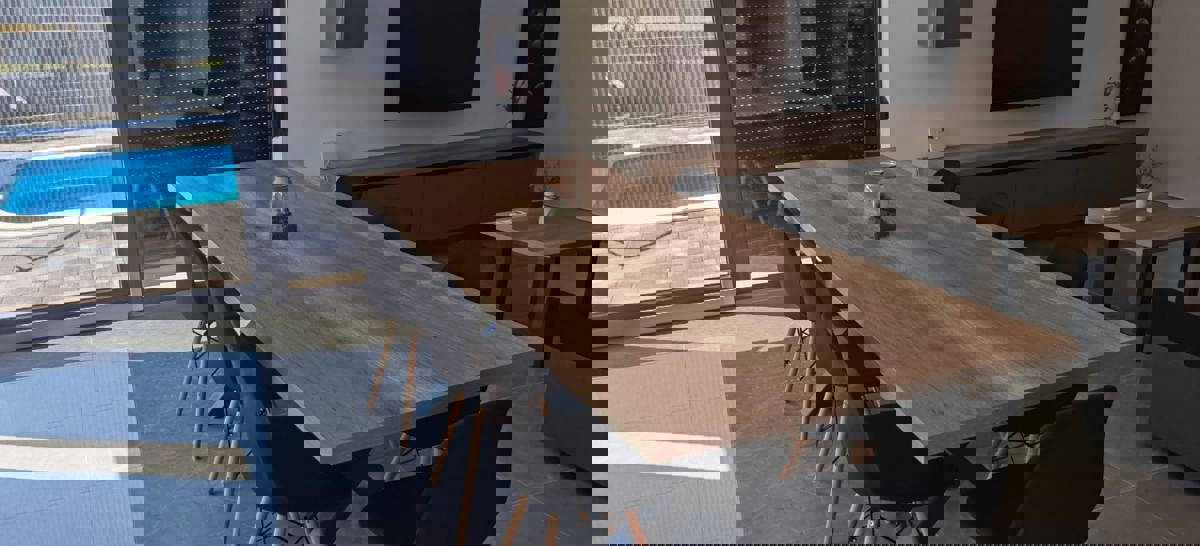 Appartamenti a Nin, casa vacanze (107 m2) con piscina su ampio terreno, NUOVA COSTRUZIONE