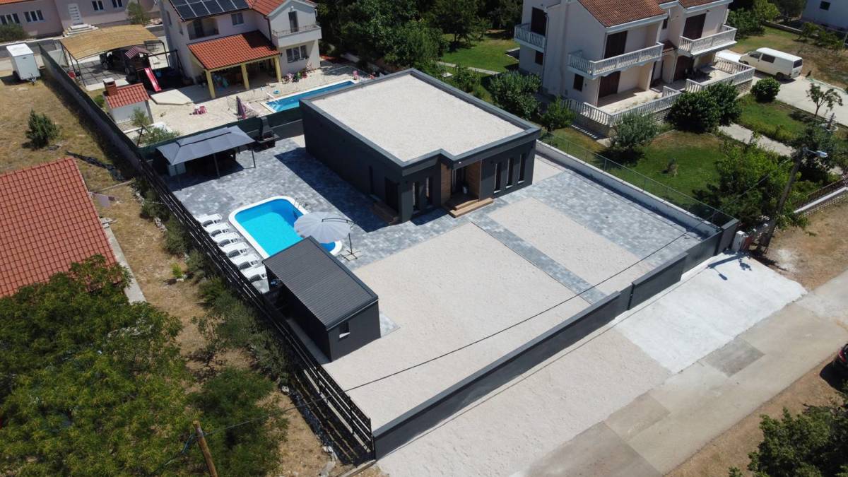 Appartamenti a Nin, casa vacanze (107 m2) con piscina su ampio terreno, NUOVA COSTRUZIONE