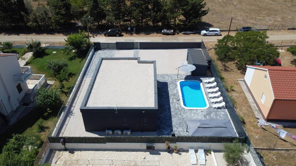 Appartamenti a Nin, casa vacanze (107 m2) con piscina su ampio terreno, NUOVA COSTRUZIONE