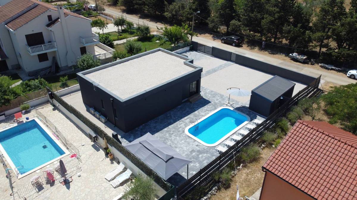 Appartamenti a Nin, casa vacanze (107 m2) con piscina su ampio terreno, NUOVA COSTRUZIONE