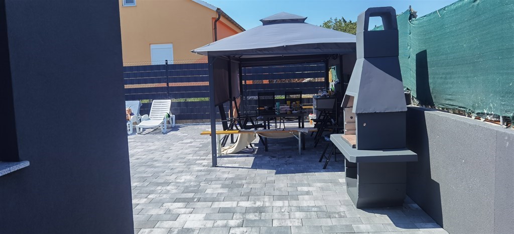 Appartamenti a Nin, casa vacanze (107 m2) con piscina su ampio terreno, NUOVA COSTRUZIONE