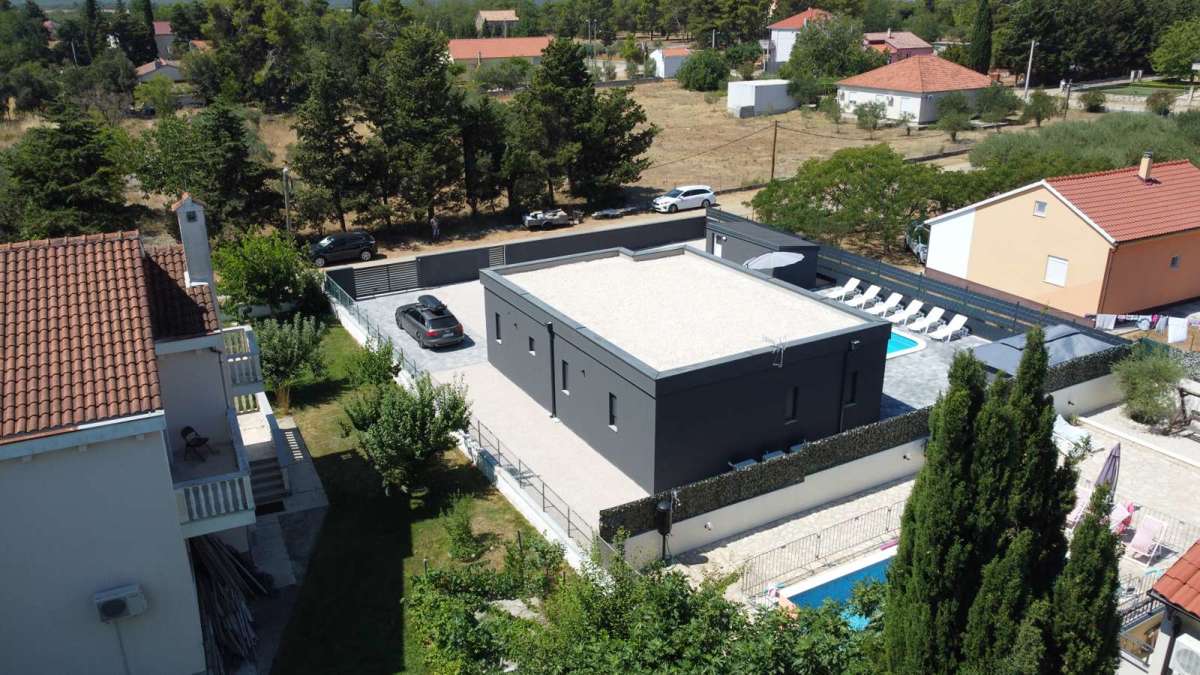 Appartamenti a Nin, casa vacanze (107 m2) con piscina su ampio terreno, NUOVA COSTRUZIONE