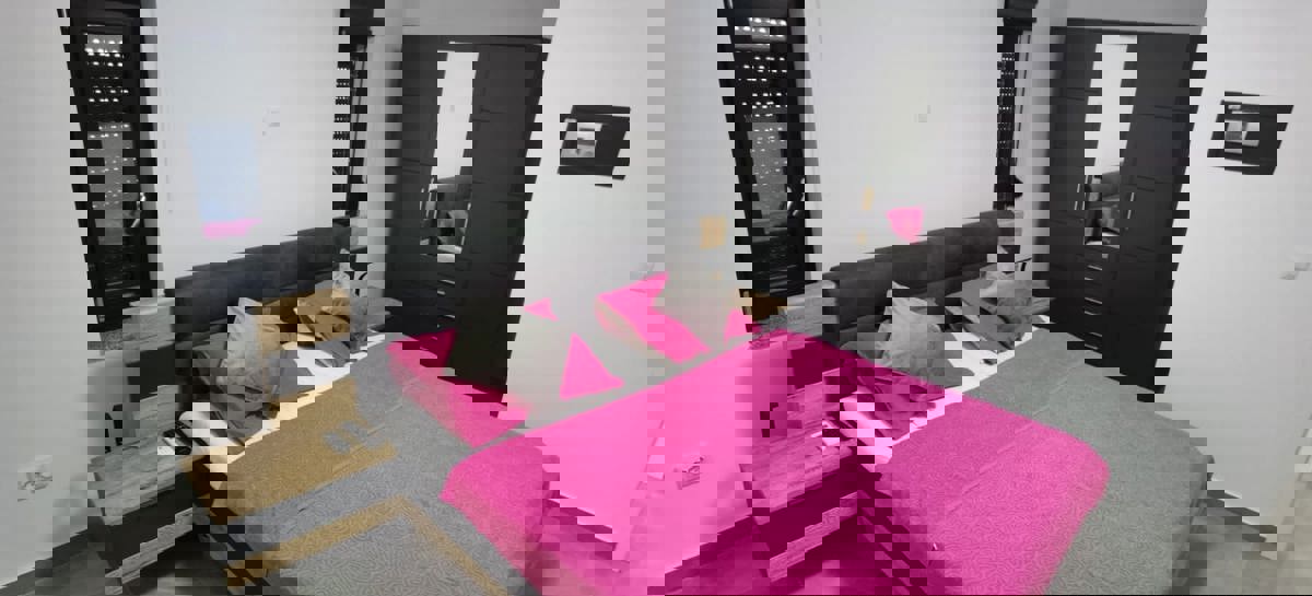 Appartamenti a Nin, casa vacanze (107 m2) con piscina su ampio terreno, NUOVA COSTRUZIONE