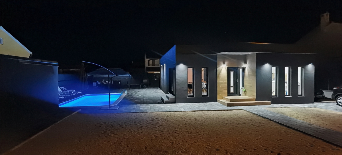 Appartamenti a Nin, casa vacanze (107 m2) con piscina su ampio terreno, NUOVA COSTRUZIONE