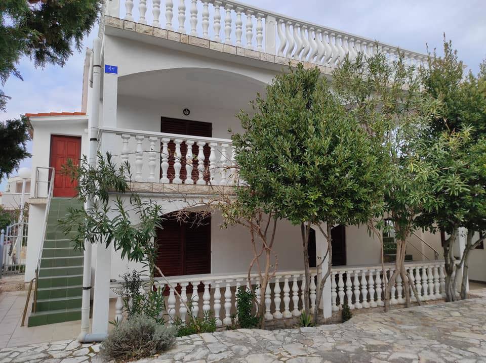 Vir, casa con 4 appartamenti (182 m2), a 150 metri dalla spiaggia