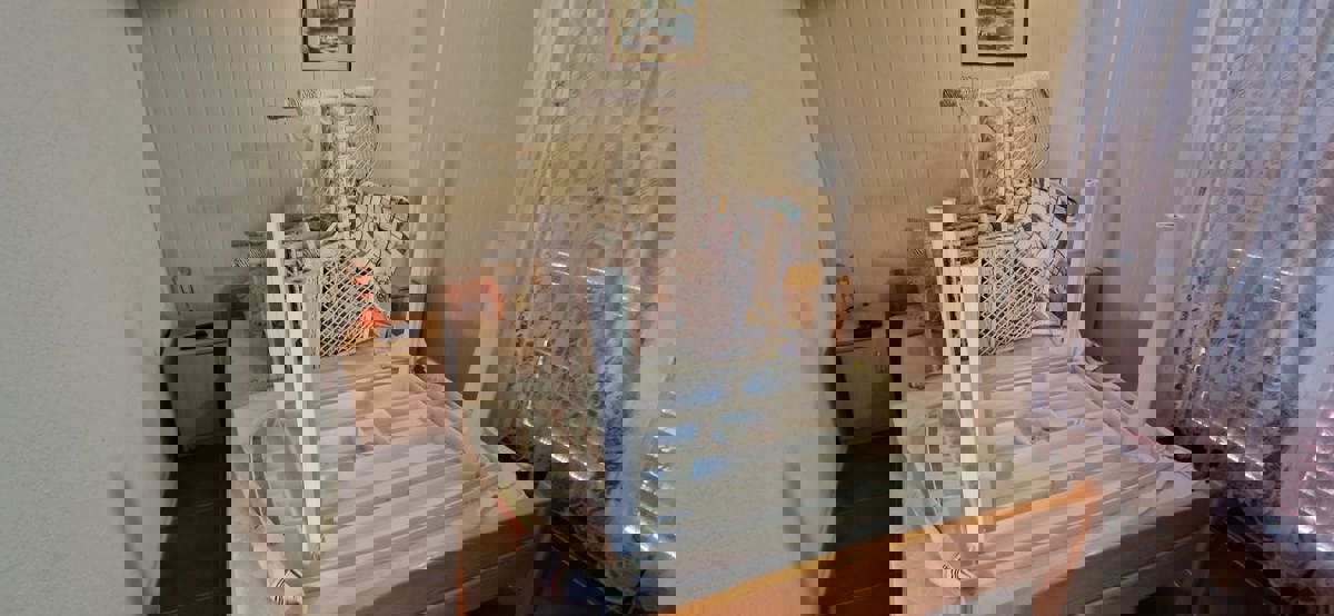 Vir, casa con 4 appartamenti (182 m2), a 150 metri dalla spiaggia