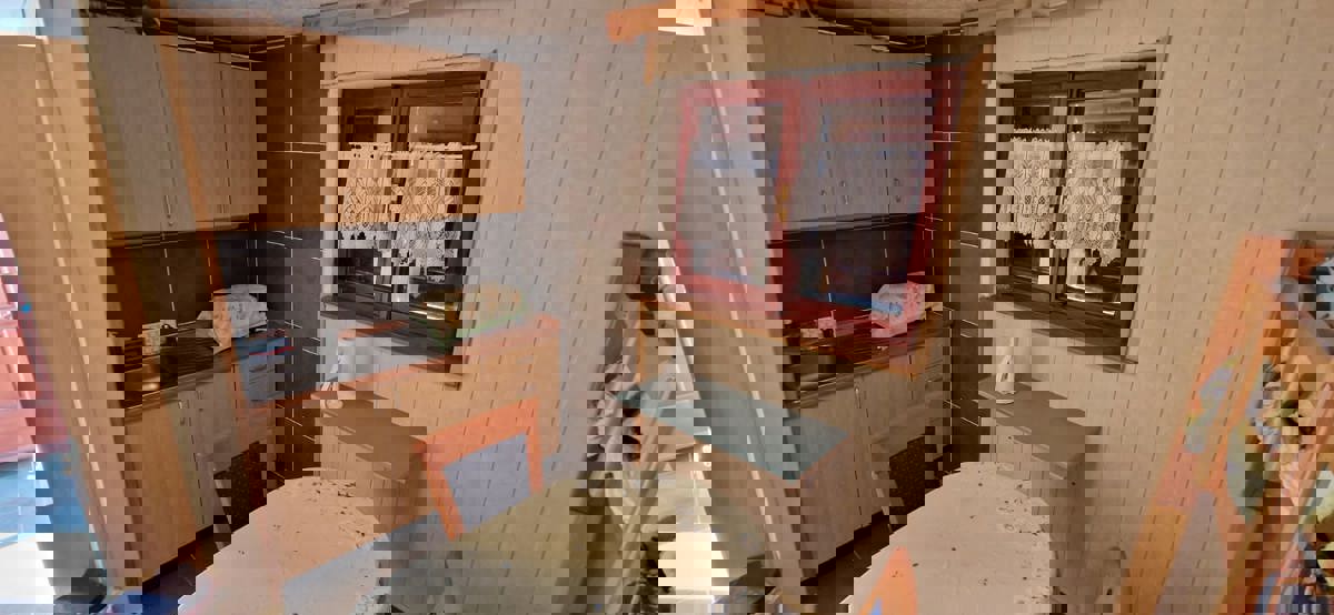 Vir, casa con 4 appartamenti (182 m2), a 150 metri dalla spiaggia