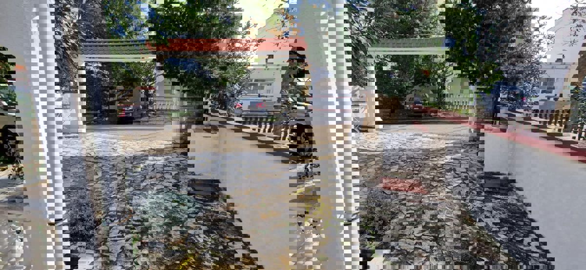 Vir, casa con 4 appartamenti (182 m2), a 150 metri dalla spiaggia