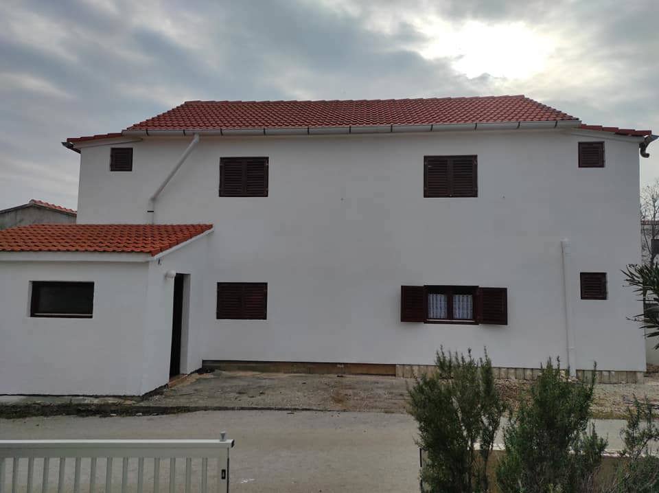 Vir, casa con 4 appartamenti (182 m2), a 150 metri dalla spiaggia