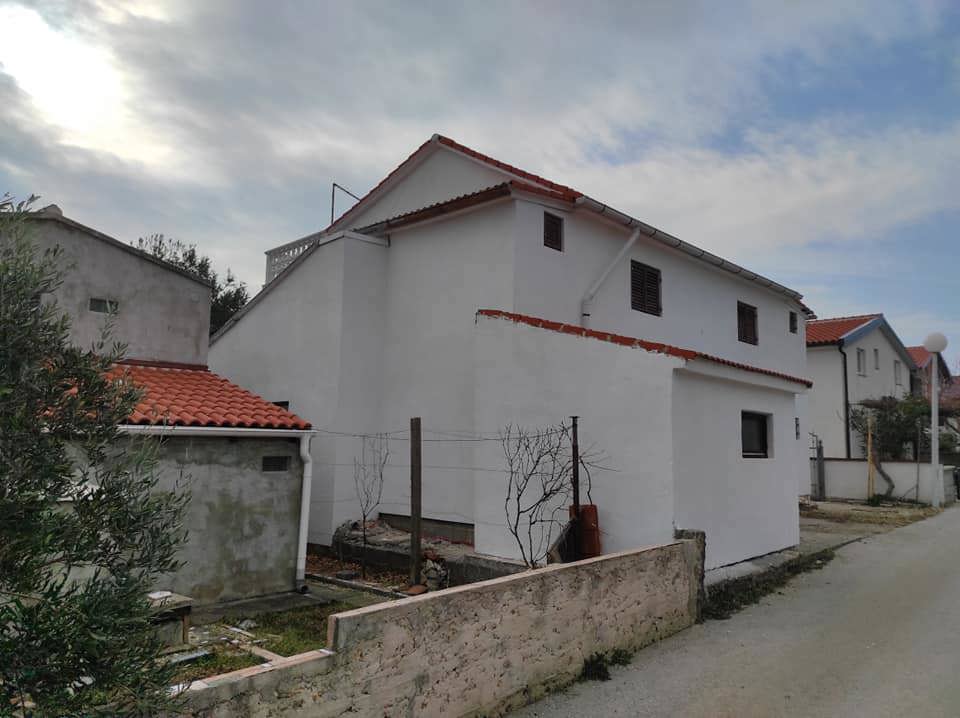 Vir, casa con 4 appartamenti (182 m2), a 150 metri dalla spiaggia