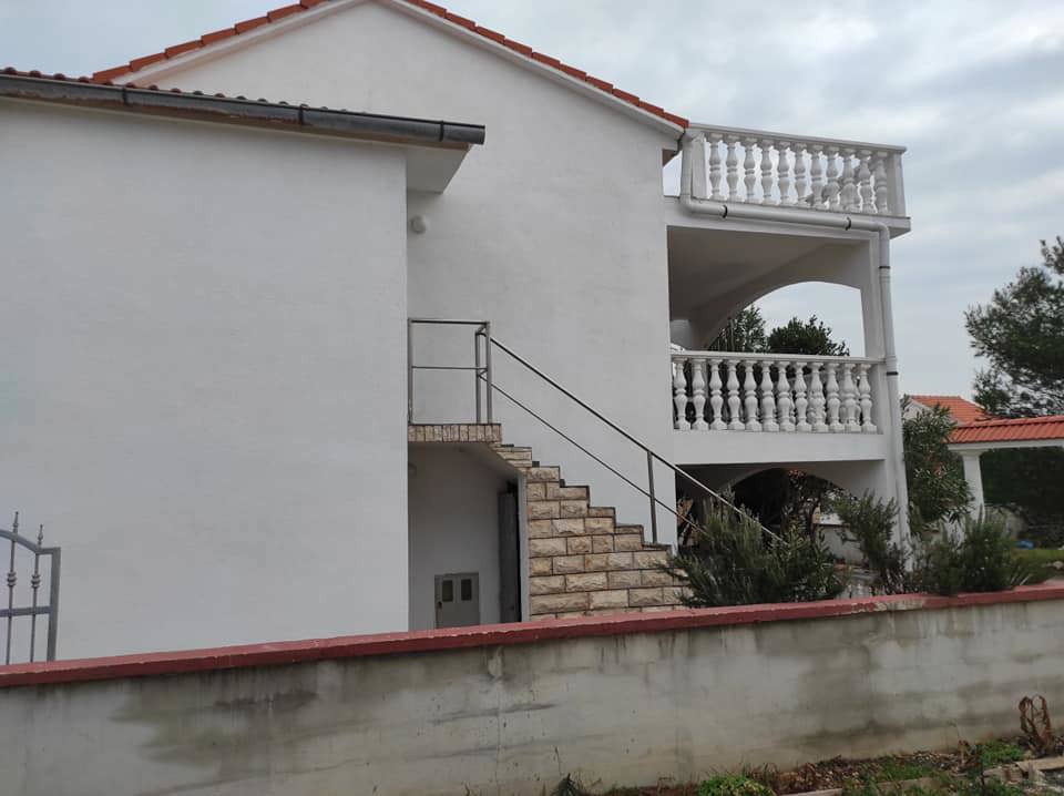 Vir, casa con 4 appartamenti (182 m2), a 150 metri dalla spiaggia