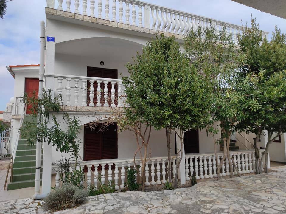 Vir, casa con 4 appartamenti (182 m2), a 150 metri dalla spiaggia