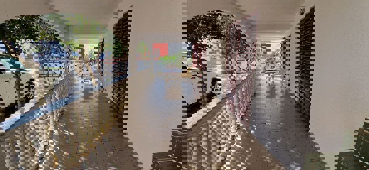 Vir, casa con 4 appartamenti (182 m2), a 150 metri dalla spiaggia