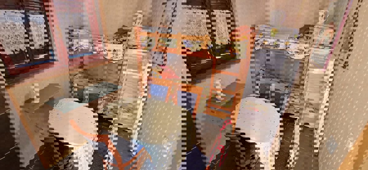 Vir, casa con 4 appartamenti (182 m2), a 150 metri dalla spiaggia