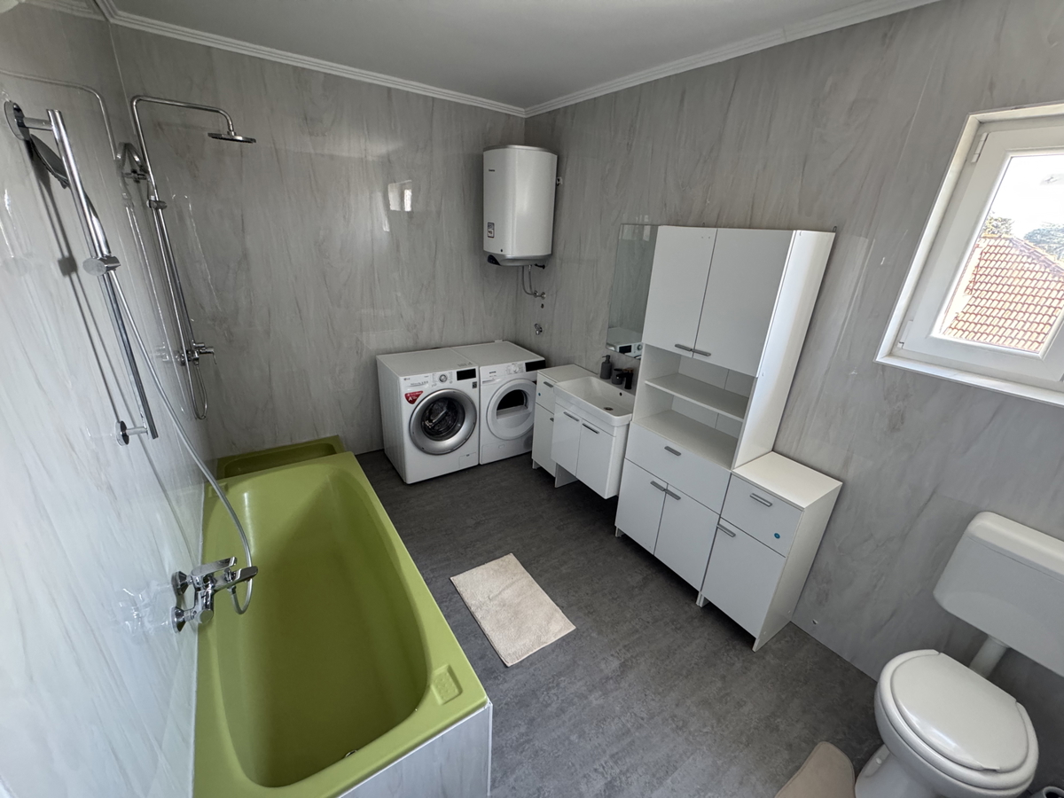 Zara, Brodarica, appartamento quadrilocale (104,25 m2) in posizione eccellente