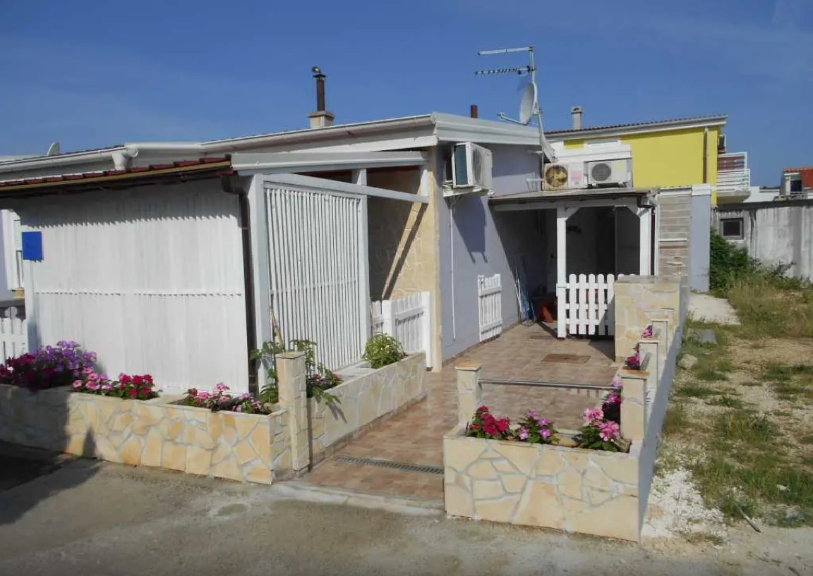 Vir, splendida casa al piano terra con 3 appartamenti, a 30 m dal mare, esposizione a sud!!!