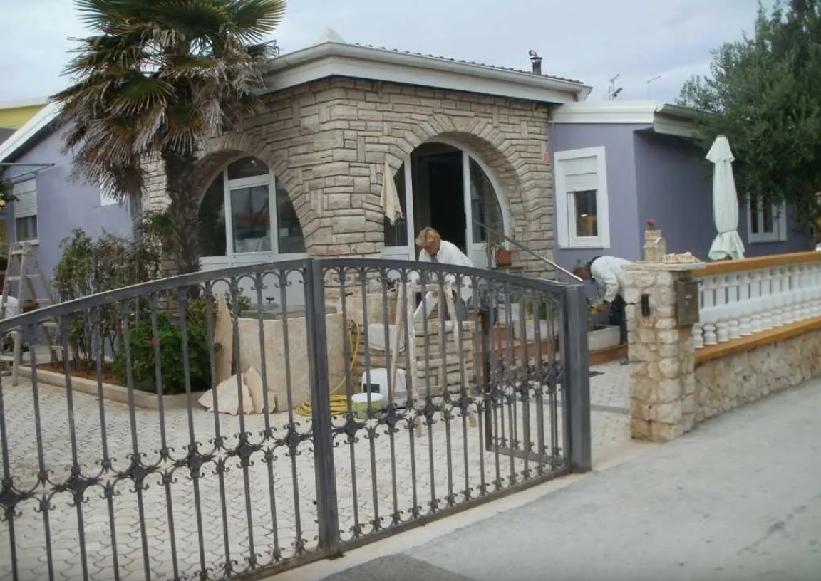 Vir, splendida casa al piano terra con 3 appartamenti, a 30 m dal mare, esposizione a sud!!!