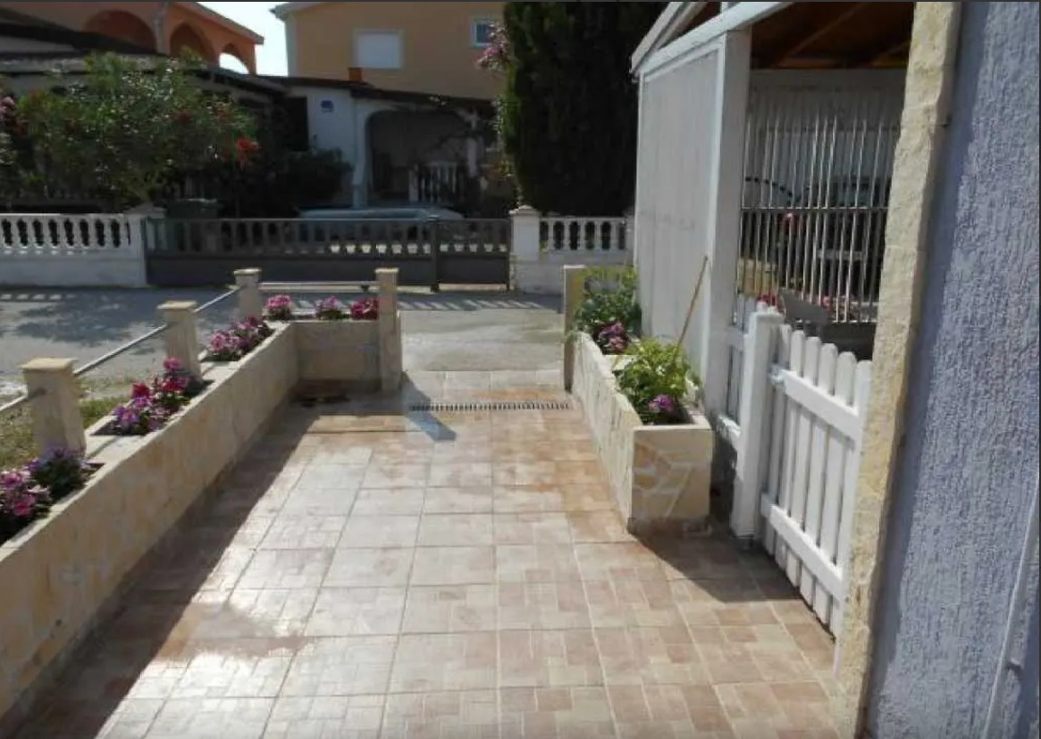 Vir, splendida casa al piano terra con 3 appartamenti, a 30 m dal mare, esposizione a sud!!!