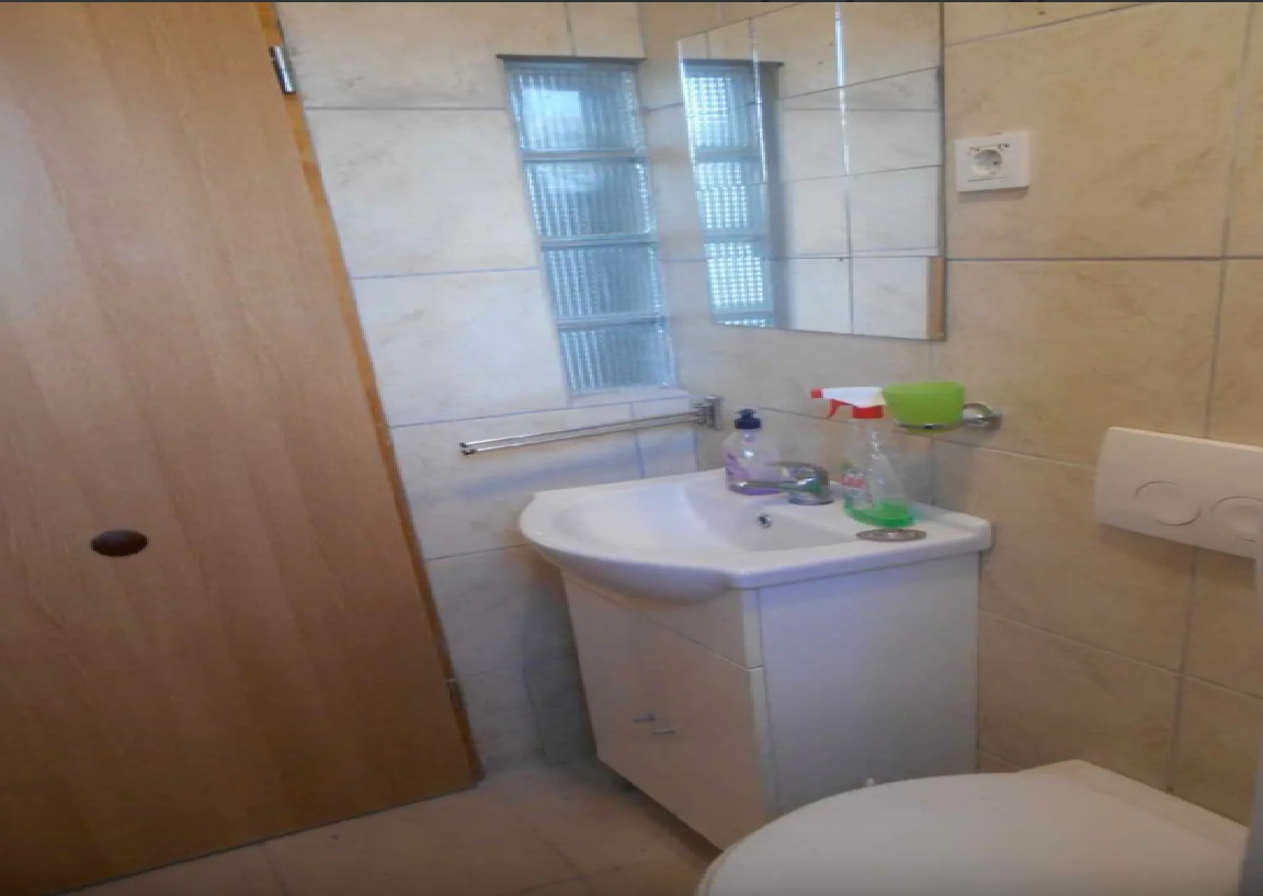 Vir, splendida casa al piano terra con 3 appartamenti, a 30 m dal mare, esposizione a sud!!!