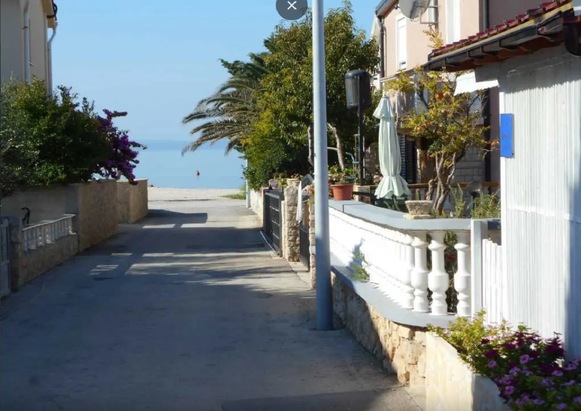 Vir, splendida casa al piano terra con 3 appartamenti, a 30 m dal mare, esposizione a sud!!!