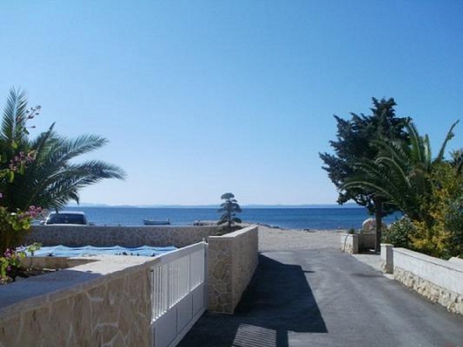 Vir, splendida casa al piano terra con 3 appartamenti, a 30 m dal mare, esposizione a sud!!!