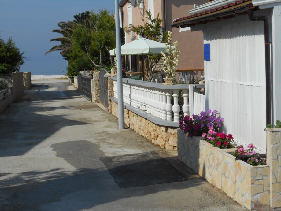 Vir, splendida casa al piano terra con 3 appartamenti, a 30 m dal mare, esposizione a sud!!!