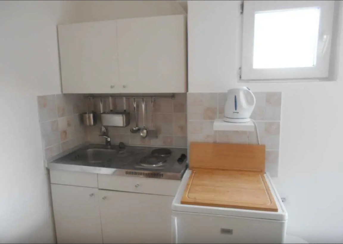 Vir, splendida casa al piano terra con 3 appartamenti, a 30 m dal mare, esposizione a sud!!!