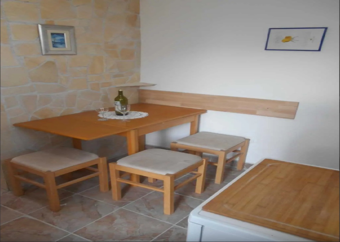 Vir, splendida casa al piano terra con 3 appartamenti, a 30 m dal mare, esposizione a sud!!!