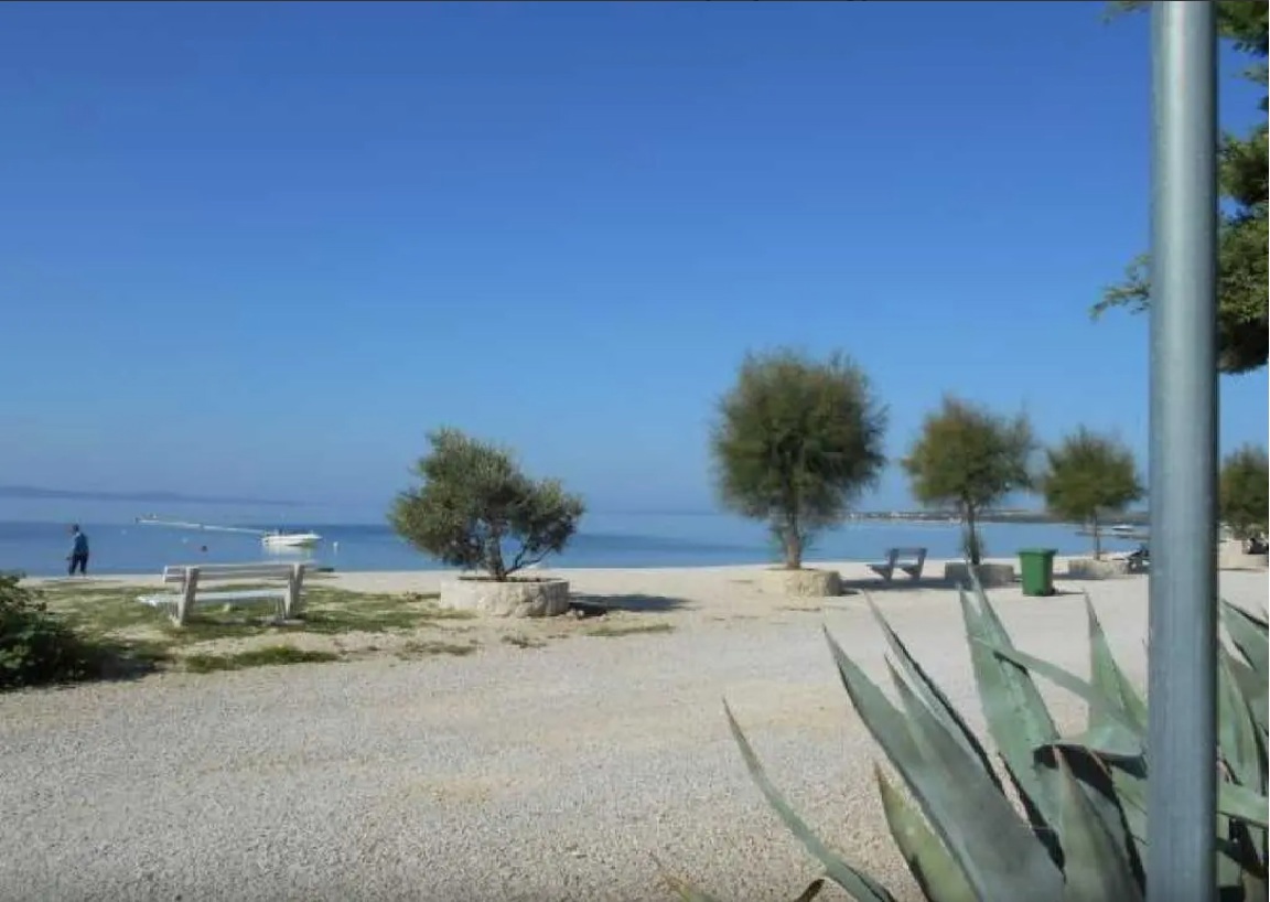 Vir, splendida casa al piano terra con 3 appartamenti, a 30 m dal mare, esposizione a sud!!!