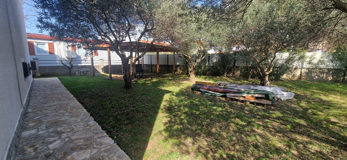 Turanj, villa a un piano di 250 m², con ampio giardino, a 150 metri dalla spiaggia