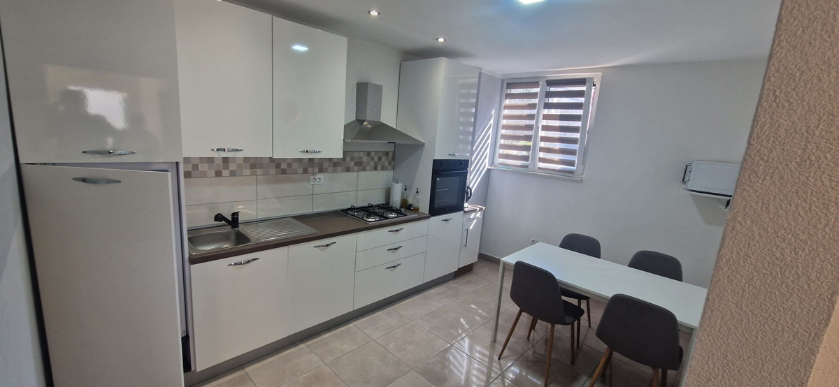 Turanj, villa a un piano di 250 m², con ampio giardino, a 150 metri dalla spiaggia