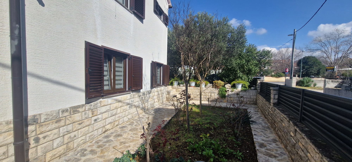 Turanj, villa a un piano di 250 m², con ampio giardino, a 150 metri dalla spiaggia