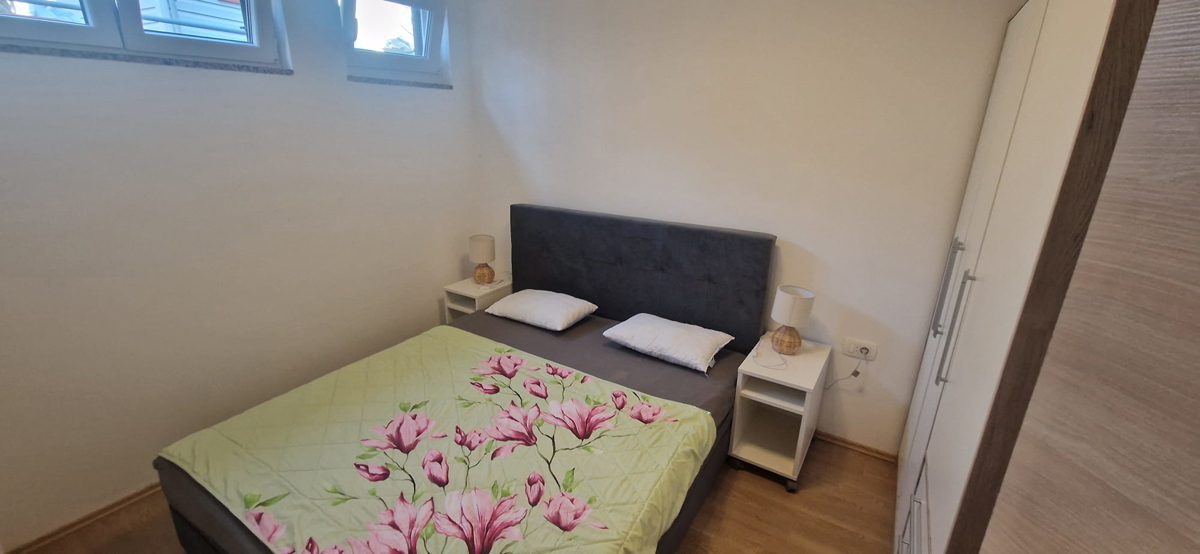 Turanj, villa a un piano di 250 m², con ampio giardino, a 150 metri dalla spiaggia