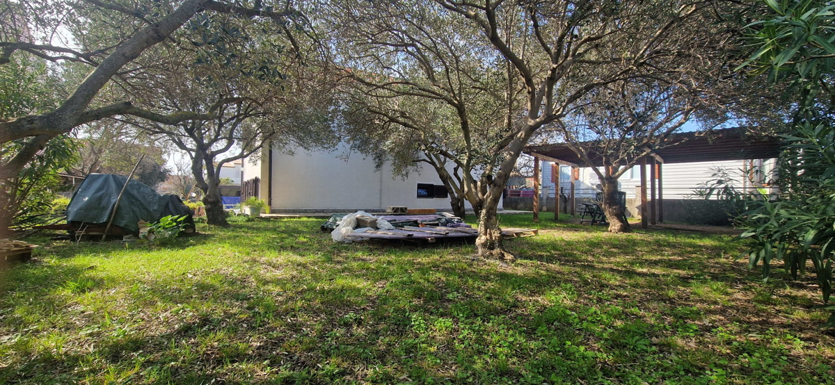 Turanj, villa a un piano di 250 m², con ampio giardino, a 150 metri dalla spiaggia