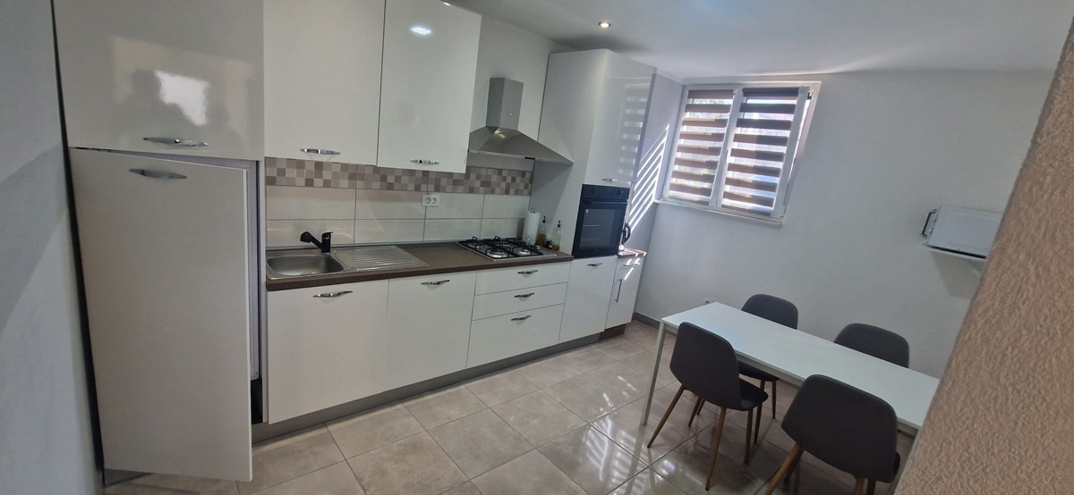 Turanj, villa a un piano di 250 m², con ampio giardino, a 150 metri dalla spiaggia