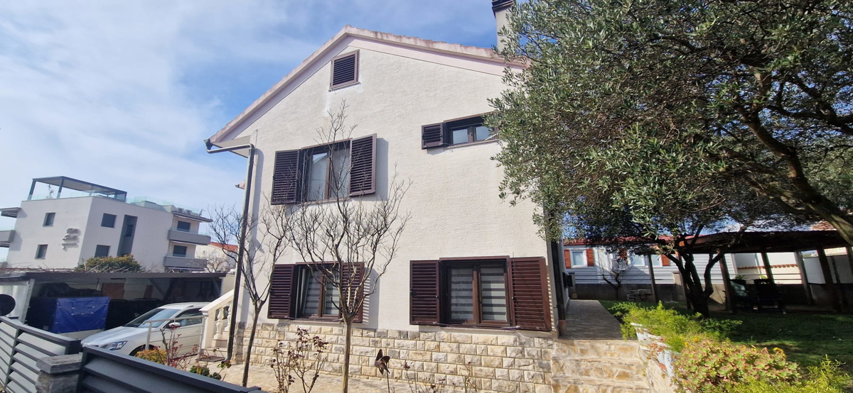 Turanj, villa a un piano di 250 m², con ampio giardino, a 150 metri dalla spiaggia