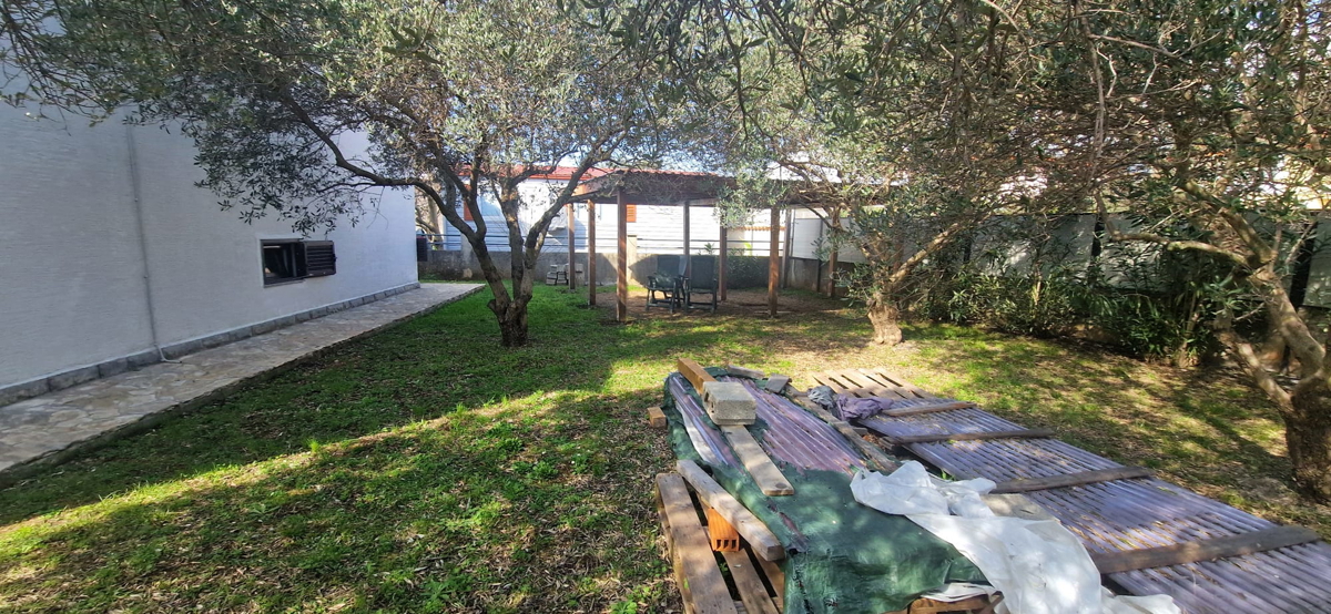 Turanj, villa a un piano di 250 m², con ampio giardino, a 150 metri dalla spiaggia