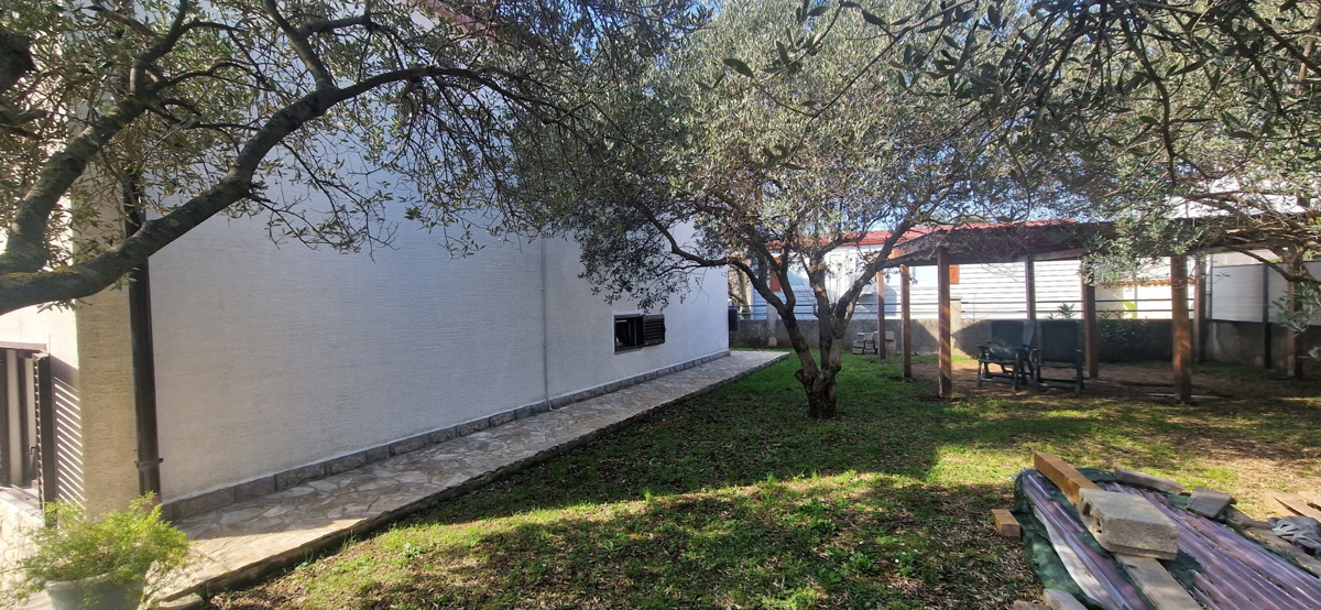 Turanj, villa a un piano di 250 m², con ampio giardino, a 150 metri dalla spiaggia