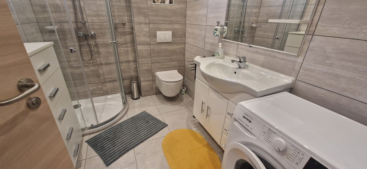 Turanj, villa a un piano di 250 m², con ampio giardino, a 150 metri dalla spiaggia