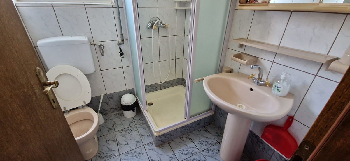 Vir, sud, casa con 3 appartamenti (207,69 m2) e garage, a 80 metri dal mare