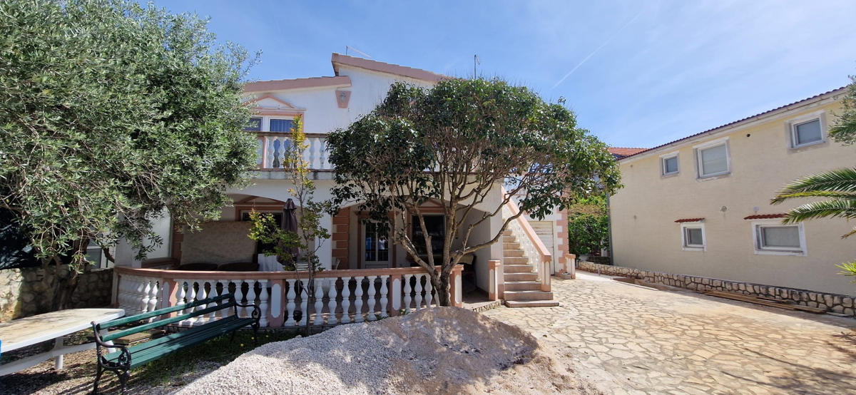 Vir, sud, casa con 3 appartamenti (207,69 m2) e garage, a 80 metri dal mare