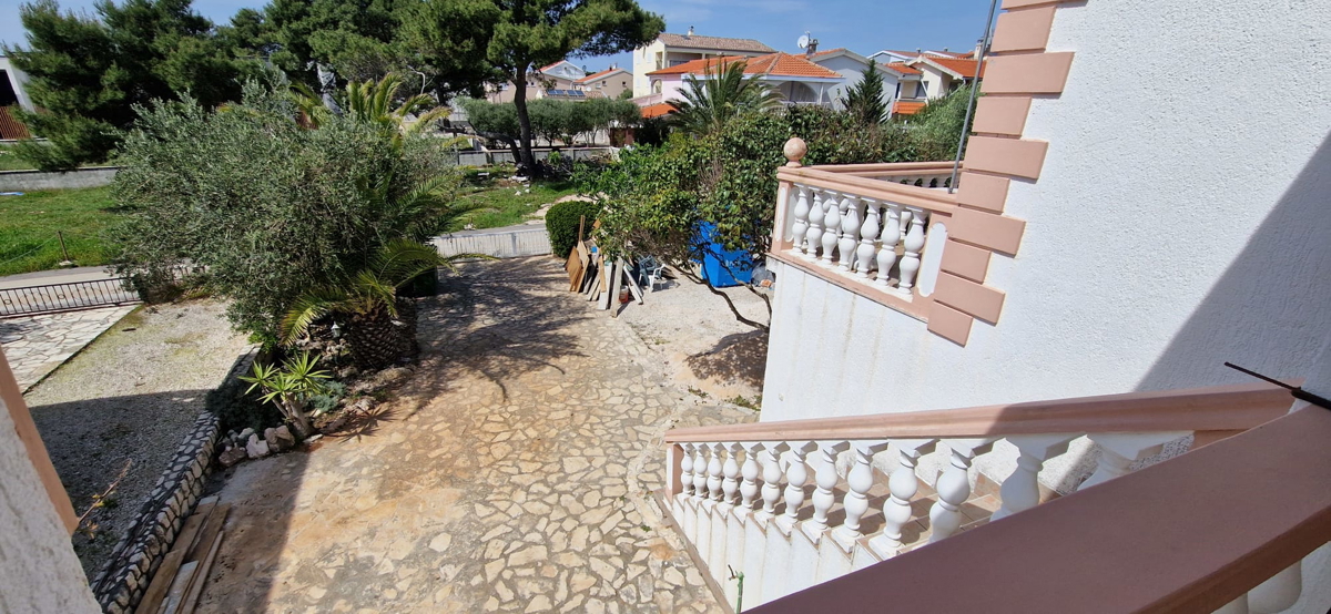 Vir, sud, casa con 3 appartamenti (207,69 m2) e garage, a 80 metri dal mare