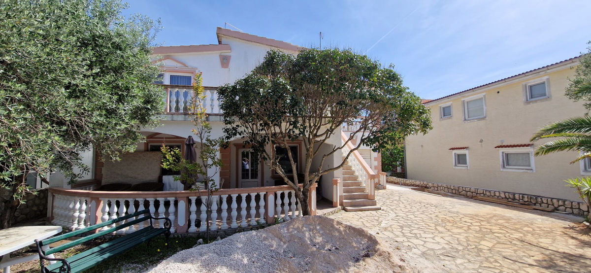 Vir, sud, casa con 3 appartamenti (207,69 m2) e garage, a 80 metri dal mare