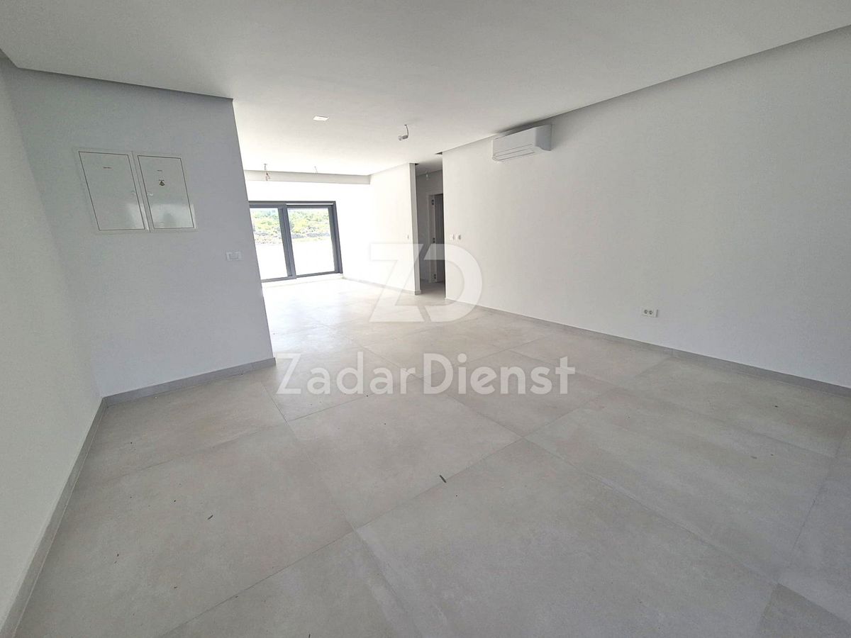 Appartamento moderno con terrazza sul tetto e piscina a Vinjerac